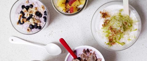 Skålar med yoghurt