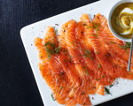 Dill- och kummingravad lax
